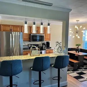 https://2-brand-new-king-size-beds-2-full-baths-condo.hotels-in-virginia-beach.com